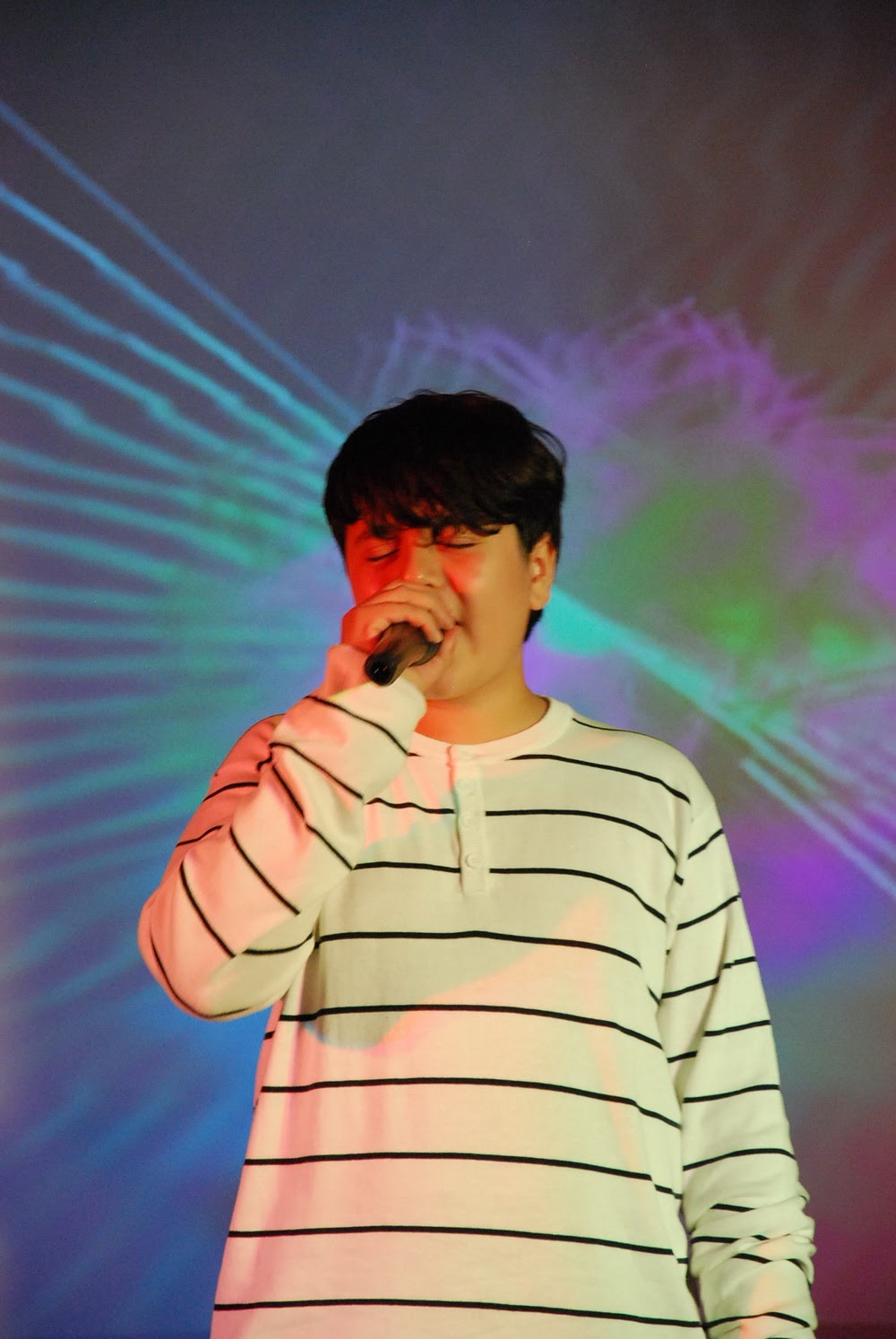 elyahu performing on stage
