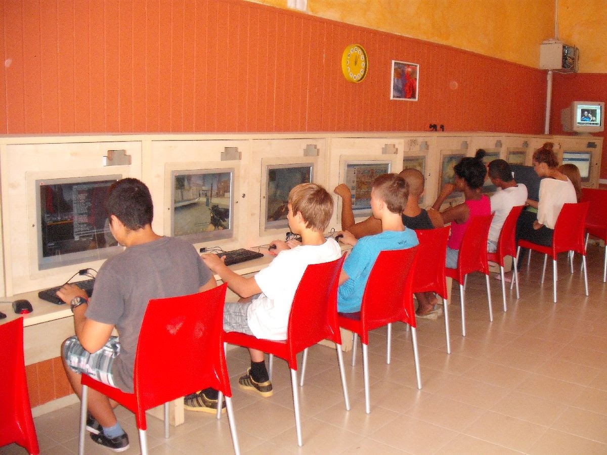 elyahu playing cs source at the lan house